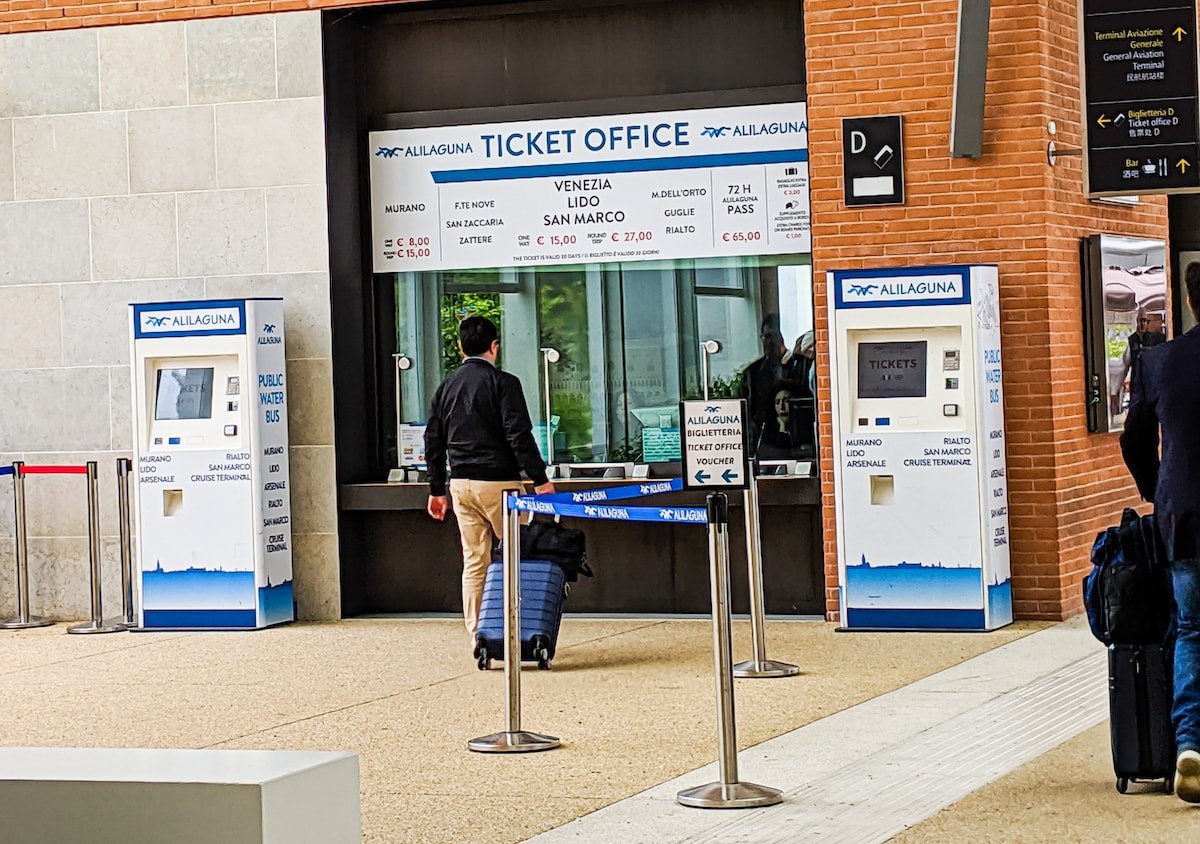 how to get from venice airport to venice city center