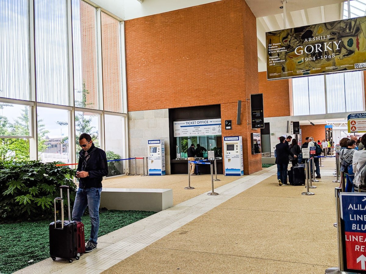 how to get from venice airport to venice city center